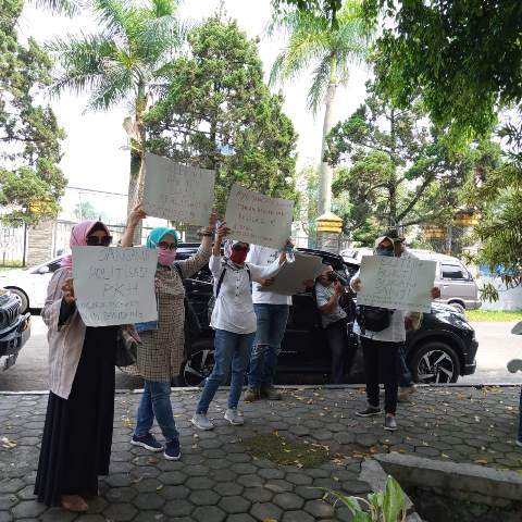 Sejumlah masyarakat yang tergabung dalam Team Aliansi Gerakan Masyarakat (TAGAR) Anti Covid-19 Kabupaten Bandung mendatangi gedung Dewan Perwakilan Rakyat Daerah (DPRD) Kabupaten Bandung, Senin (20/4/2020). Kehadiran mereka  untuk memastikan kesiapan anggaran untuk penanganan Covid-19 bidang kesehatan,jaring pengaman sosial dan dampak ekonomi sesuai amanat keputusan bersama menteri dalam negeri dan menteri keuangan. Mereka pun menuntut bantuan jaring pengaman sosial jangan dipolitisasi.(Foto :verawati/dara.co.id)

