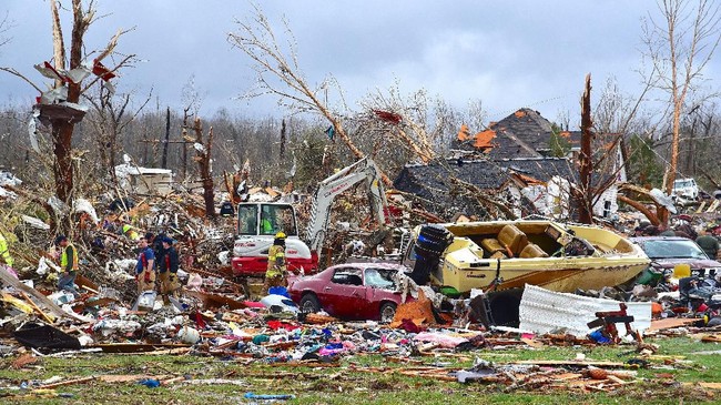 Sejumlah rumah di sebuah kawasan AS p[orakporanda dihantam badai tornado, belum lama ini (Foto : CNNIndonesia) 