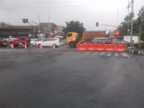 Penutupan jalan di kawasan Jalan Kopo (Imanuel), Jumat (29/5/2020). (Foto: Asep Awaludin)