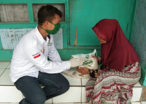 Petugas Baznas Kabupaten Bandung saat menyerahkan bantuan kepada warga. (Foto: Humas Pemkab Bandung)