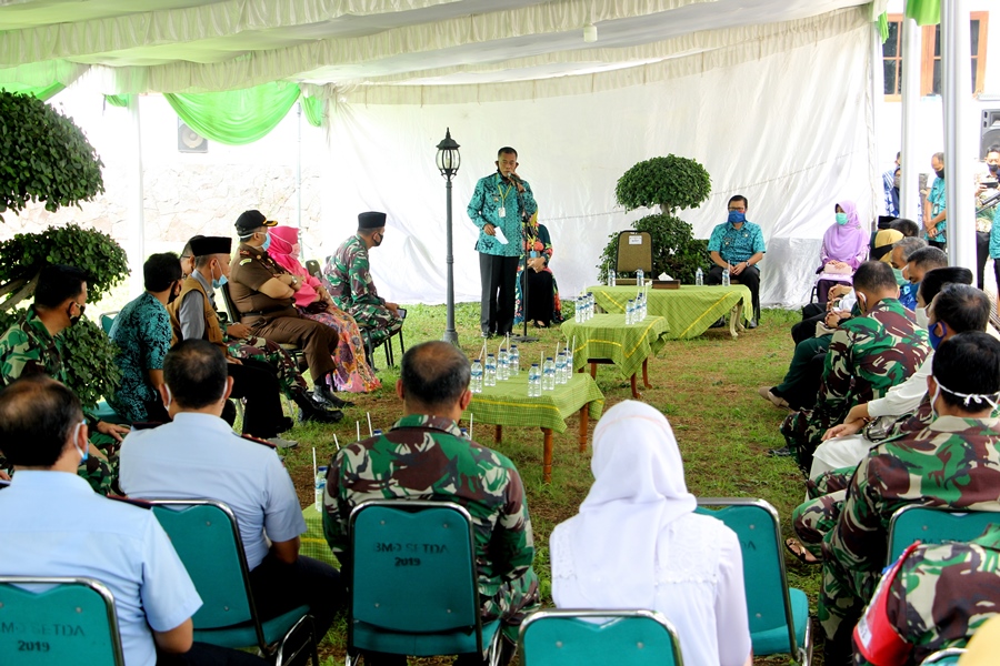 Bupati Subang, H.Ruhimat memberikan sambutan saat rapat koordinasi sekaligus silaturahmi di halaman belakang Rumah Dinas Bupati Subang, Kamis (28/05/2020). (Foto: Deny Suhendar/dara.co.id)