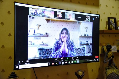 Bunda Paud Kabupaten Bandung, Kurnia Agustina Naser saat melakukan teleconference dengan Ikatan Guru Taman Kanak-Kanak Indonesia Kabupaten Bandung. (Foto: Humas Setda Kabupaten Bandung)