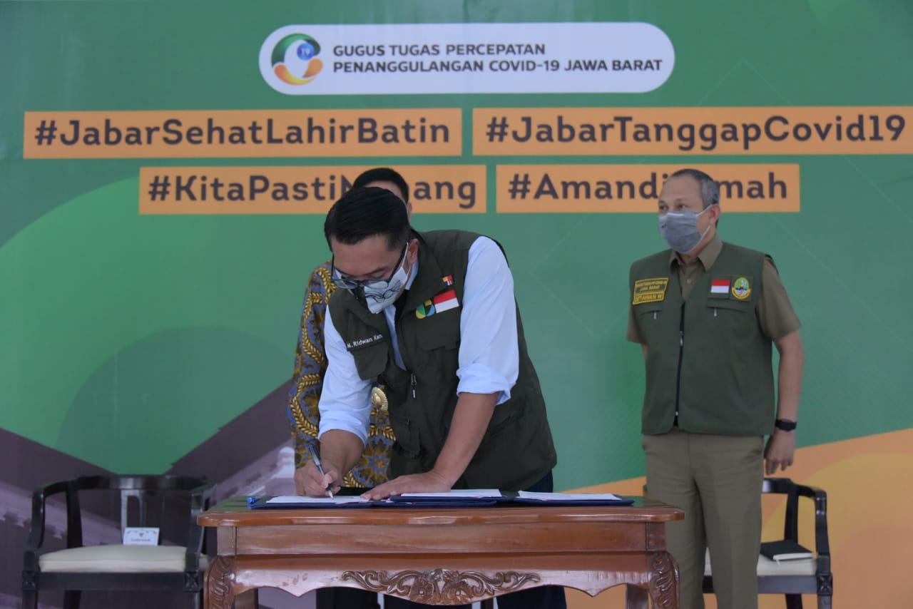 Gubernur Jabar, Ridwan Kamil menandatangani MoU terkait fasilitasi pinjaman bagi warga Jabar di masa pandemi Covid-19, di Gedung Pakuan, Kota Bandung, Senin (4/5/2020). (Foto: Humas Pemprov Jabar)