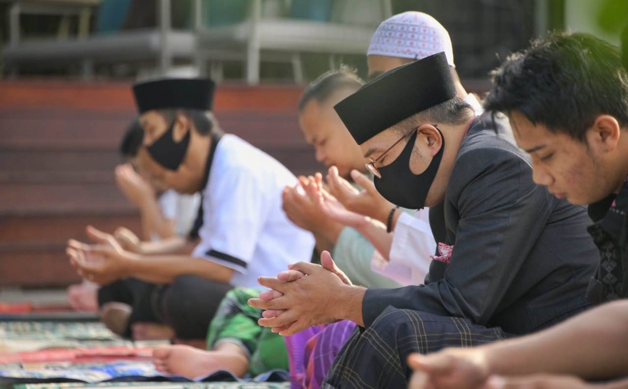 Ridwan Kamil lakukan sholat Idul Fitri di Rumah Dinas, Gedung Pakuan, Jalan Otto Iskandardinata (
Foto: Humas Pemprov Jabar) 