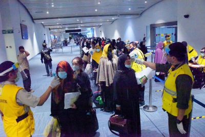 Para warga Jabar yang baru pulang dari Arab Saudi diperiksa suhu tubuh setibanya di Bandara Soekarno Hatta, Sabtu (2/5/2020). (Foto: Humas Pemprov Jabar)