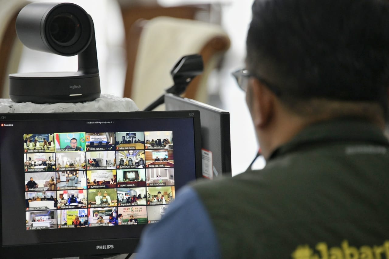 Gubernur Jawa Barat, Ridwan Kamil saat memberikan arahan kepada para Bupati dan Wali Kota se-Jabar melalui telekonferensi dari Gedung Pakuan, Jalan Cicendo, Kota Bandung, Selasa (5/5/2020). (Foto: Humas Pemprov Jabar)