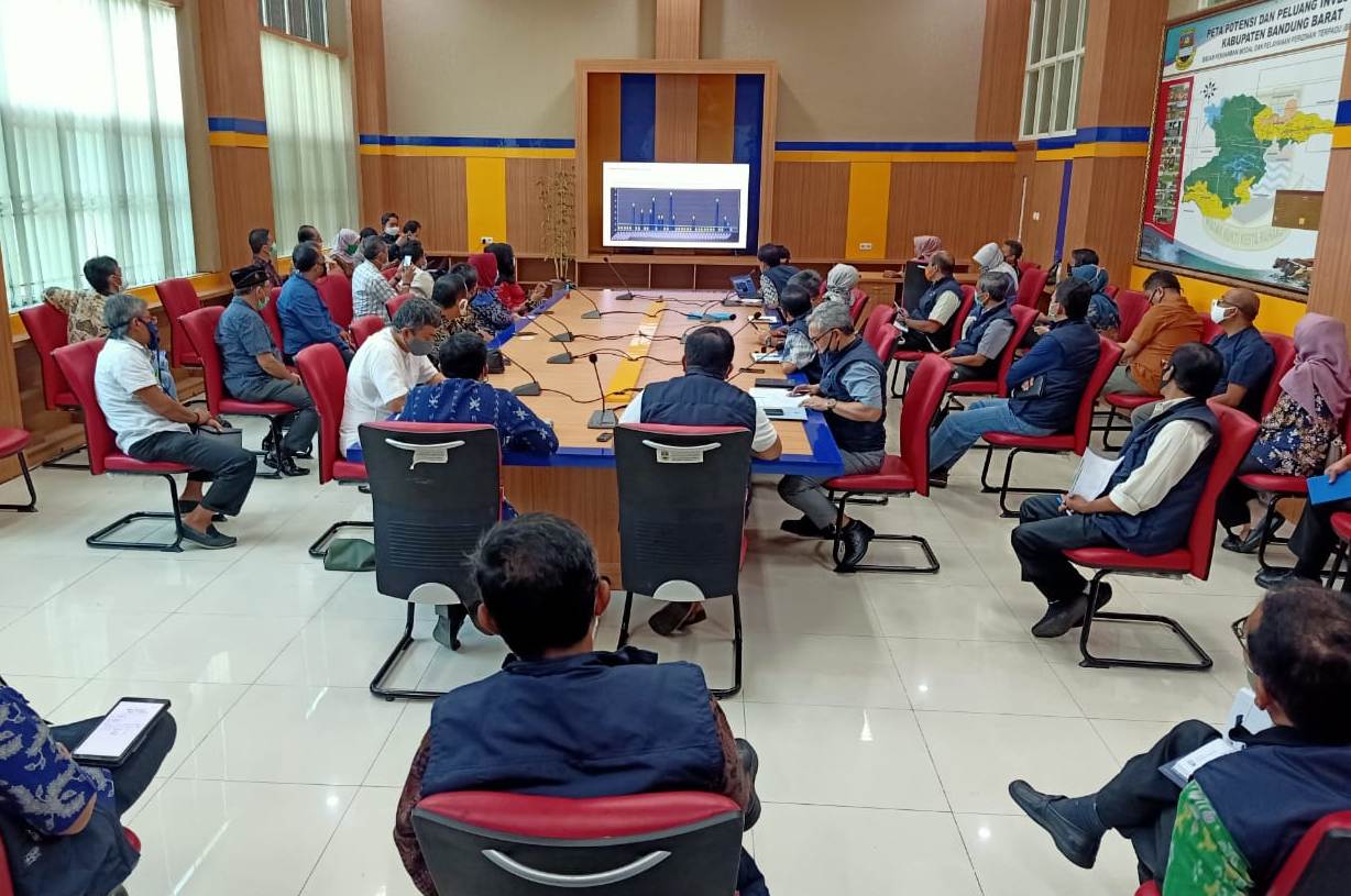 Rapat evaluasi antara Panja DPRD KBB dengan Gugus Tugas Penanganan Covid-19 di ruang rapat Sekretaris Daerah (Sekda) KBB, Ngamprah, Jumat (8/5/2020). (Foto: Heni Suhaeni/dara.co.id)