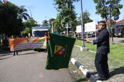 Bupati Bandung, H. Dadang M. Naser saat melepas truk yang akan mendistribusikan bantuan pangan kepada warga terdampak pandemi corona. (Foto: (Humas Pemkab Bandung)