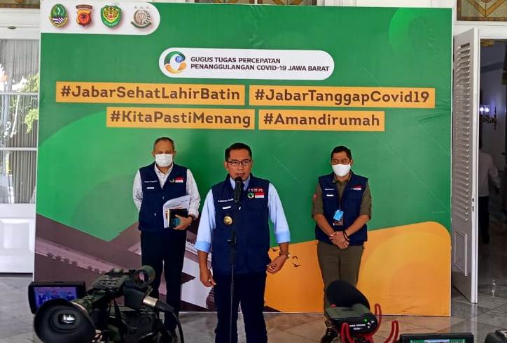 Gubernur Jabar, Ridwan Kamil didampingi Sekda Jabar (kiri) dan Karo Humas Jabar saat melakukan konferensi pers di Gedung Pakuan, Jalan Cicendo, Kota Bandung, Jawa Barat, Selasa (12/5/2020). (Foto: Ardiansyah Putra/dara.co.id)