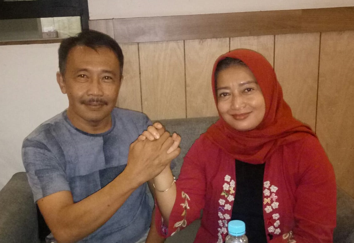 Ketua DPD PAN Kabupaten Bandung, Irman Wargadinata berjabat tangan dengan bakal calon Bupati Bandung dari PDIP, Yena Iskandar Ma'soem. (Foto: Istimewa)