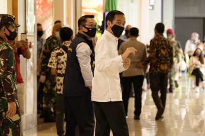  Ridwan Kamil mendampinggi Presiden Joko Widodo dalam persiapan New Normal di Sumarecon Mall (Foto: Humas Pemprov Jabar) 