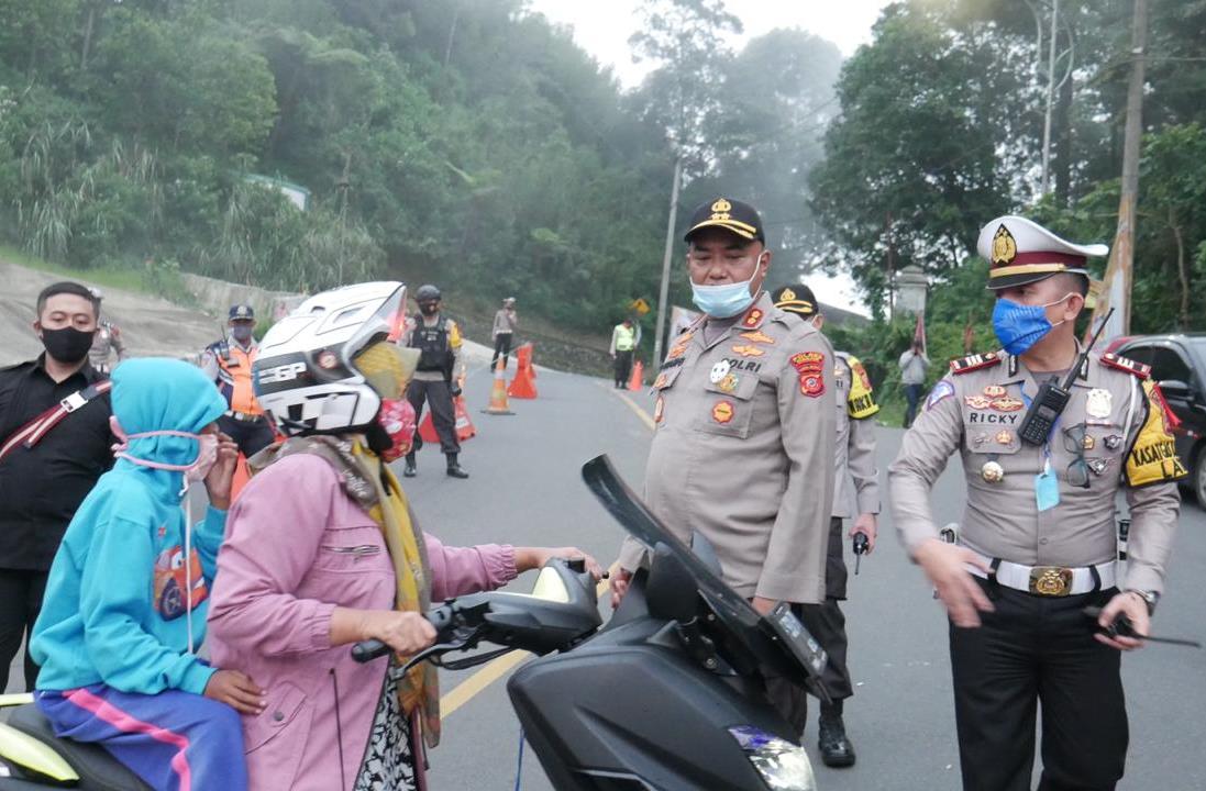 Kapolres Cianjur, AKBP Juang Andi Priyanto (kedua kanan) saat meminta pengendara memutar balik di perbatasan Kabupaten Cianjur, Jawa Barat, Kamis (28/5/2020). (Foto: Angga Purwanda/dara.co.id)