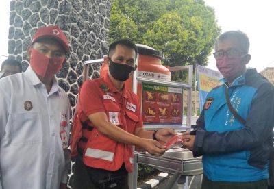 Kepala Markas PMI Jawa Barat, Erlan Suherlan (tengah) secara simbolis memberikan bantuan APD kepada perwakilan pengurus PWI Kota Sukabumi disaksikan Wali Kota Sukabumi Achmad Fahmi (kiri) di Balai Kota Sukabumi, Kamis (28/5/2020). (Foto: Riri Satiri/dara.co.id)