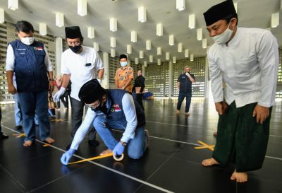 Ilustrasi. Gubernur Jabar, Ridwan Kamil saat mengecek kesiapan protokol kesehatan tempat ibadah di Masjid Al-Irsyad Kota Baru Parahyangan Padalarang, KBB, Sabtu (30/5/2020). (Foto: Humas Pemprov Jabar)