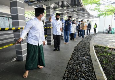 Gubernur Jabar, Ridwan Kamil saat mengecek kesiapan protokol kesehatan tempat ibadah di Masjid Al-Irsyad Kota Baru Parahyangan Padalarang, KBB, Sabtu (30/5/2020). (Foto: Humas Pemprov Jabar)