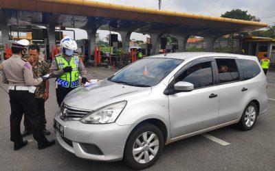 Anggota Satuan Lantas Polresta Bandung saat memberhentikan travel gelap di Exit Tol Cileunyi, Kabupaten Bandung, Jawa Barat, Ahad (3/5/2020). (Foto: Istimewa)