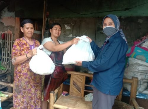 Ketua PWI KBB, Heni Suhaeni menyerahkan bantuan paket sembako kepada warga di RT 02/RW 10, Desa Mekar Mukti, Kecamatan Cihampelas, Kabupaten Bandung Barat, Jawa Barat, Rabu (6/5/2020). (Foto: Muhammad Zein/dara.co.id)