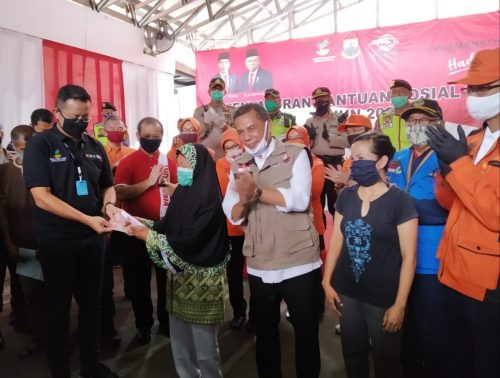 Mensos RI, Juliari P. Batubara (kiri) bersama Wali Kota Cimaji, Ajay M. Priatna saat menghadiri acara penyaluran BST kepada KPM di Kota Cimahi, Ahad (10/5/2020). (Foto: Istimewa)