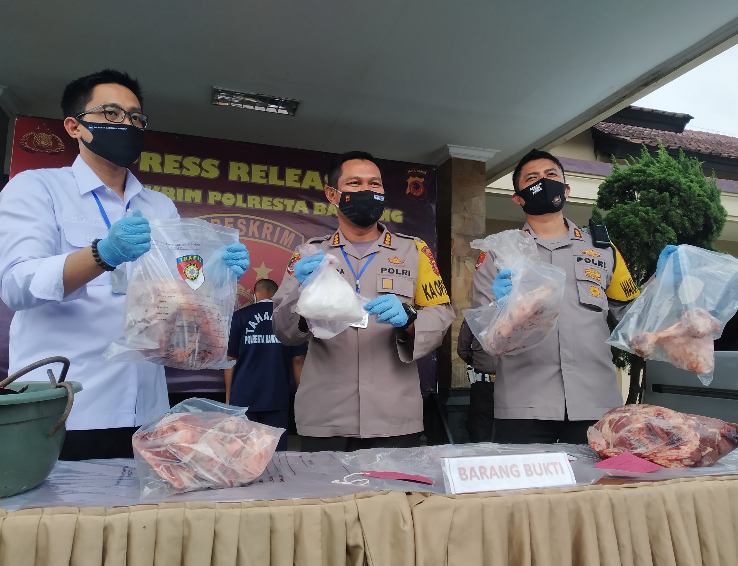 Kapolresta Bandung, Kombes Pol Hendra Kurniawan (tengah) didampingi Waka Polresta AKBP Agus T dan Kasatreskrim AKP Agta Bhuana Putra menunjukkan barang bukti daging babi saat gelar perkara di Mapolresta Bandung, Soreang, Kabupaten Bandung, Senin (11/5/2020).  (Foto: Muhammad Zein/dara.co.id)