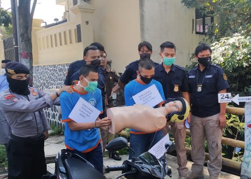 Dua tersangka pembunuhan di Kabupaten Cianjur, Jawa Barat, saat melakukan rekontruksi. (Foto: Angga Purwanda/dara.co.id)