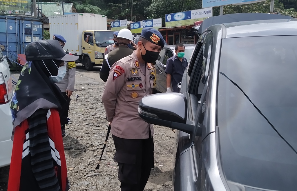 Anggota Polres Cianjur saat memeriksa kendaraan di Pos Check Point 1 Seger Alam, Puncak, Cipanas, Kabupaten Cianjur, Kamis (28/5/2020). (Foto: Angga Purwanda/dara.co.id)