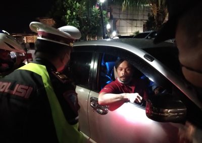 Anggota Satlantas Polres Cianjur melakukan pemeriksaan kepada pengendara mobil di seputaran Pos Traffic Management Center (TMC) Satlantas, Kabupaten Cianjur, Jawa Barat, Sabtu (30/5/2020) malam. (Foto: Angga Purwanda/dara.co.id)