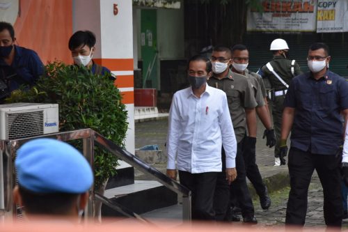 Presiden Jokowi saat memantau penyaluran bansos tunai di Kota Bogor, Jawa Barat, beberapa waktu lalu. (Foto: Kemsos.go.id)