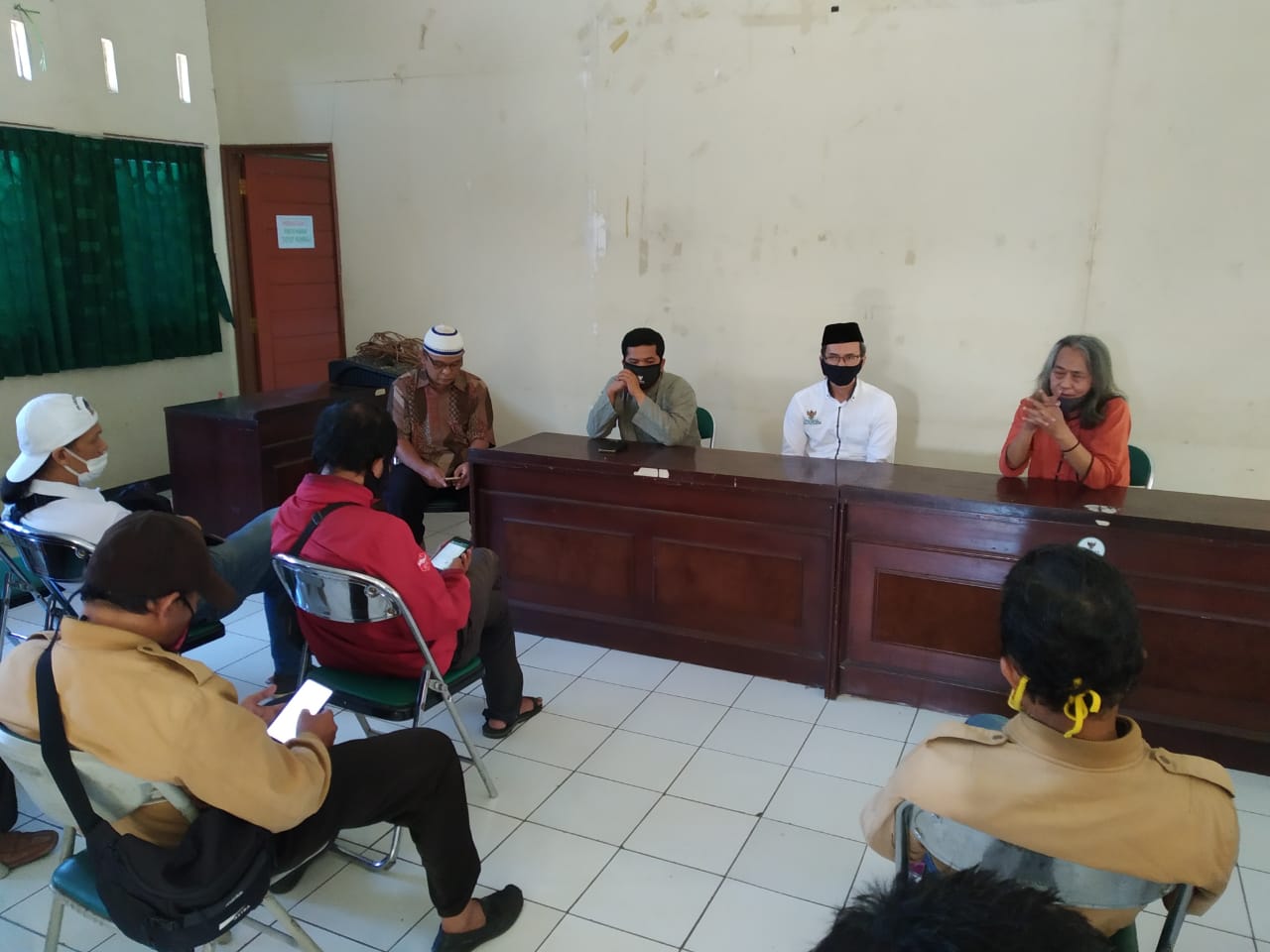 Ketua Baznas Kabupaten Bandung, Dudi Abdul Hadi (kedua kanan), Ketua PWI Kabupaten Bandung, Rahmat Sudarmaji (kanan) saat acara dialog ramadan dengan sejumlah wartawan di Kantor Baznas Kabupaten Bandung, Soreang, Jumat (22/5/2020). (Foto: Muhammad Zein/dara.co.id)