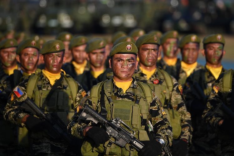 Ilustrasi: Tentara Filipina saat parade peringatan 121 tahun berdirinya militer Filipina di Manila, 20 Maret 2018 lalu.(Foto: AFP/TED ALJIBE)
