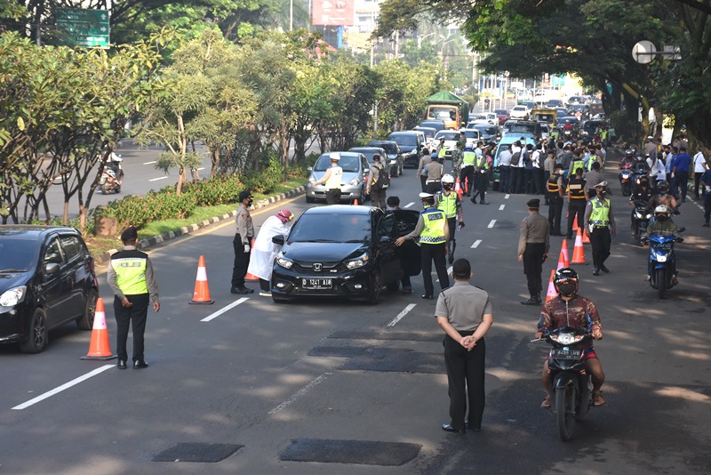 Hari Pertama PSBB di pintu Tol Pasteur, Bandung, Jawa Barat (Foto :  jelajahnusae)