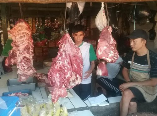 Pedagang daging sapi di Pasar Banjaran, Kabupaten Bandung, Jawa Barat. (Foto: Verawati/dara.co.id)