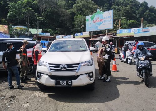 Petugas gabungan melakukan pemeriksaan kendaraan roda empat di check point 1 Seger Alam Ciloto Cipanas, Kabupaten Cianjur, Jawa Barat, Sabtu (30/5/2020). (Foto: Angga Purwanda/dara.co.id)