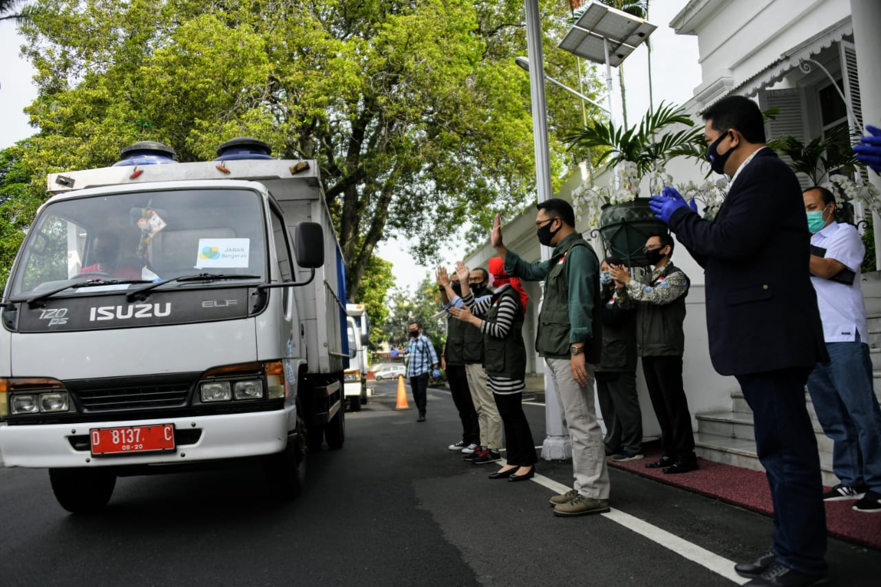 Gubernur Jabar, Ridwan Kamil saat melapas armada pembawa 100 wastafel portable di Gedung Pakuan, Jalan Cicendo, Kota Bandung, Jawa Barat, Kamis (28/5/2020). (Foto: Humas Pemprov Jabar)