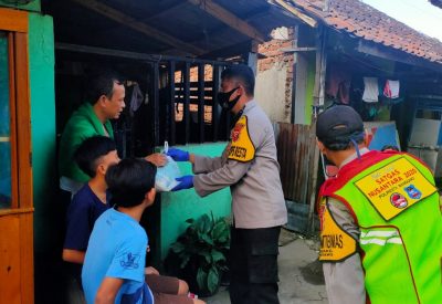 Wakapolresta Bandung, AKBP Antonius Agus Rahmanto saat memberikan sembako kepada warga di Kecamatan Soreang, Kabupaten Bandung, Jawa Barat, Jumat (15/5/2020). (Foto: Humas Polresta Bandung)