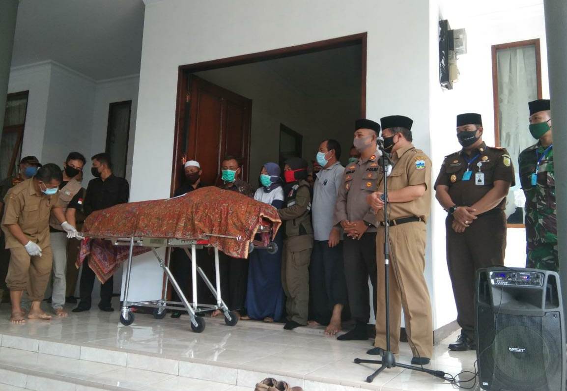 Forkopimda dipimpin Bupati Garut, Rudy Gunawan saat melapas jenazah almarhum Sekda Garut sebelum dimakamkan, Senin (11/5/2020). (Foto: Beni/dara.co.id)