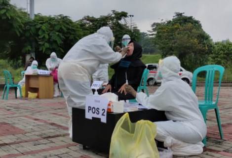 Swab Test dilakukan kepada warga berstatus ODP dan OTG, yang berlangsung di Halaman Masjid As-Shidiq, Ngamprah, Kabupaten Bandung Barat, Selasa (12/5/2020).  (Foto: Heni Suhaeni/dara.co.id)