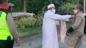 
Ulama Hbib Umar Abdullah Assegaf terlibat baku pukul dengan petugas Satpol PP saat ditegur karena melanggar pembatasan sosial berskala besar (PSBB) di Surabaya, Jawa Timur, Rabu (20/5/2020). (Foto : ayo surabaya.com)
