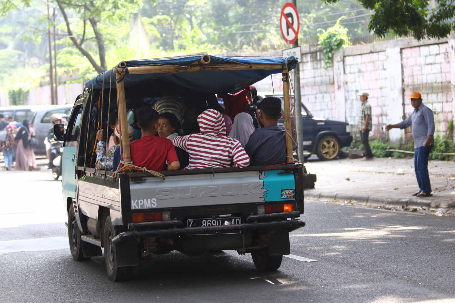 Ilustrasi mudik menggunakan mobil bak terbuka. (Foto: AyoBandung.com)