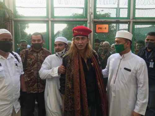 Mendapatkan program asimilasi, Ustad Habib Bahar bin Smith, dijemput para koleganya yang menunggu di Lapas Pondok Rajeg sore ini, Sabtu (16/5/2020). (Foto : republika)