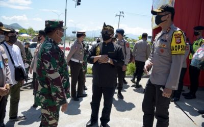 
Bupati Bandung H. Dadang M. Naser berbincang dengan Kapolda Jabar Irjen Pol. Rudy Sufahriadi dan Pangdam III/ Siliwangi Mayjen TNI Nugroho Budi Wiryanto, sela-sela penerimaan kunjungan Forum Komunikasi Pimpinan Daerah (Forkopimda) Jawa Barat (Jabar) di titik Check Point Gerbang Tol Soreang, Minggu (24/5/2020). (Foto : Bagian Humas Pemkab Bandung)
