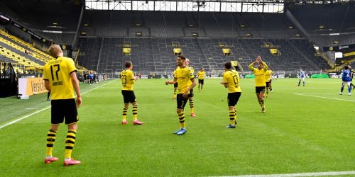 Para pemain Borussia Dortmund melakukan selebrasi gol sambil menjaga jarak. (AP Photo)