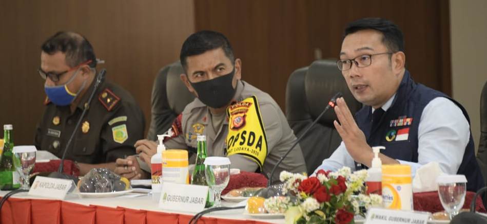 
Gubernur Jabar Ridwan Kamil, didampingi Kapolda Jabar, Kajati  saat memimpin rapat Gugus Tugas Percepatan Penanggulangan COVID-19 Jabar di Mapolda Jabar.
(Foto: Humas Pemprov Jabar)
