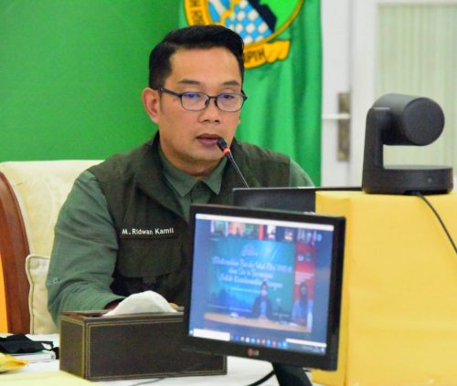 Gubernur Jawa Barat, Ridwan Kamil saat melakukan Video Confrence bersama Ketua KPU Jabar (Foto: Humas Pemprov Jabar)
