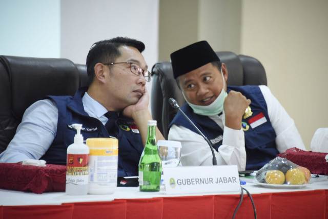 Gubernur Jawa Barat, Ridwan Kamil berbincang dengan Wakil Gubernur, Uu Ruzhanul Ulum, saat menghadiri rapat koordinasi di Mapolda Jabar
(Foto: Humas Pemprov) 