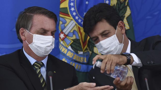 Juru bicara Presiden Brasil Otavio Rego Barros (kanan), dinyatakan positif mengidap virus corona (Covid-19). (Foto :CNBCIndonesia)
