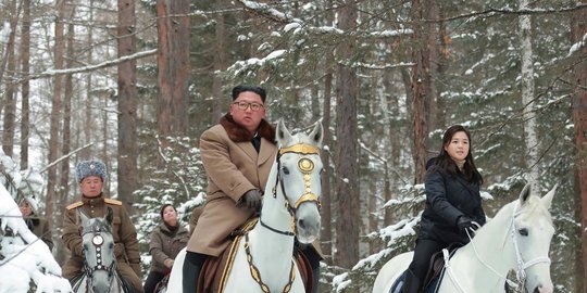 Pemimpin Korea Utara Kim Jong-un akhirnya muncul di depan publik menghadiri pemotongan pita dalam peresmian di pabrik pupuk Sunchon setelah 21 hari menghilang dari sorotan media.Kim ditemani adik perempuannya, Kim Yo-jong dan juga pejabat tinggi Korut.(Foto : Merdeka.com)
