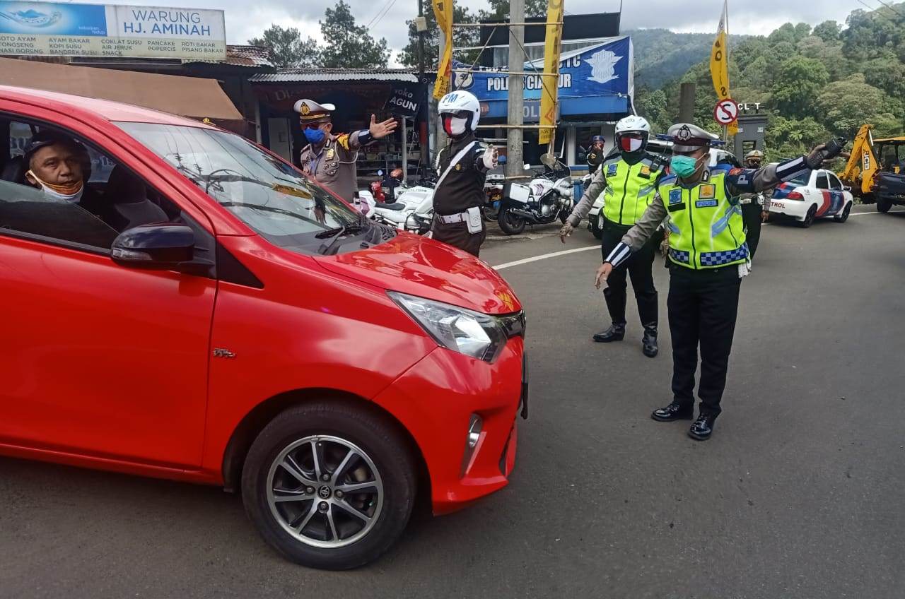 Polres Cianjur menghalau balik para pemudik pada Lebaran ke-2, Senin (25/5/2020. (Foto : Purwanda/dara.co.id)