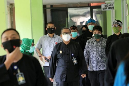 Wakil Wali Kota Bandung, Yana Mulyana meninjau Lab BSL-2 di Kantor Dinas Kesehatan Kota Bandung, Jalan Supratman, Kamis (14/5/2020). (Foto : Humas Pemkot Bandung)
