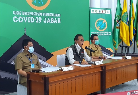 
Sekretaris Gugus Tugas Percepatan Penanggulangan Covid 19 Jabar Daud Ahmad saat jumpa pers update penanganan covid 19 Jabar di Gedung Sate, Jalan Diponegoro, Bandung, Jawa Barat Kamis (28/5/2020)
