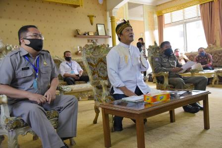 
Bupati Bandung H. M Dadang Naser, didampingi Kepala Kesbangpol Imam Irianto, dan Kasatpol PP Kawaludin mengikuti  Seminar Studi Wilayah Pertahanan Pasis Dikreg LVIII Seskoad TA 2020, Kamis (14/5/2020). (Foto : Humas Pemkab Bandung)
